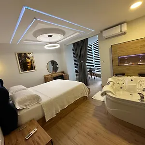 https://deluxe-apartment-in-city-center.hotels-in-tirana.com